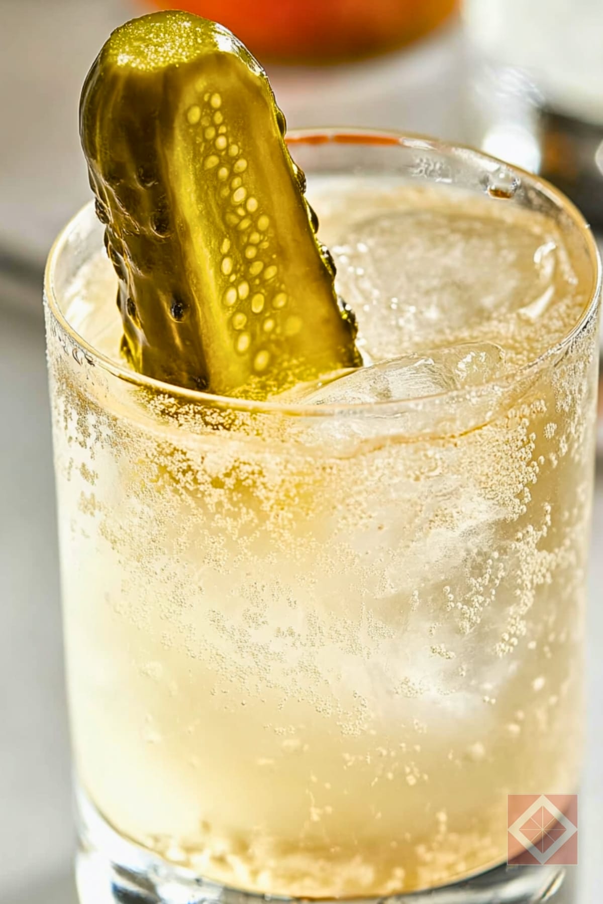 Easy Pickle Seltzer Cocktail You’ll Want to Try 3 Easy Pickle Seltzer Cocktail You’ll Want to Try - Pickle Seltzer Cocktail pin 2 midia