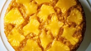 Pineapple Upside-Down Cake Recipe for Every Sweet Tooth 1 Pineapple Upside-Down Cake Recipe for Every Sweet Tooth - Pineapple Cutout Cake midia