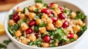 Pomegranate Quinoa Bowl: Quick & Easy Dinner Idea 1 Pomegranate Quinoa Bowl: Quick & Easy Dinner Idea - Pomegranate Quinoa Bowl midia