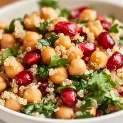 Pomegranate Quinoa Bowl: Quick & Easy Dinner Idea 4 Pomegranate Quinoa Bowl: Quick & Easy Dinner Idea - Pomegranate Quinoa Bowl midia