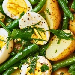 This Potato Salad Ditches Mayo—and Tastes Even Better 5 This Potato Salad Ditches Mayo—and Tastes Even Better - Potato Green Bean and Egg Salad with Red Wine Vinaigrette midia