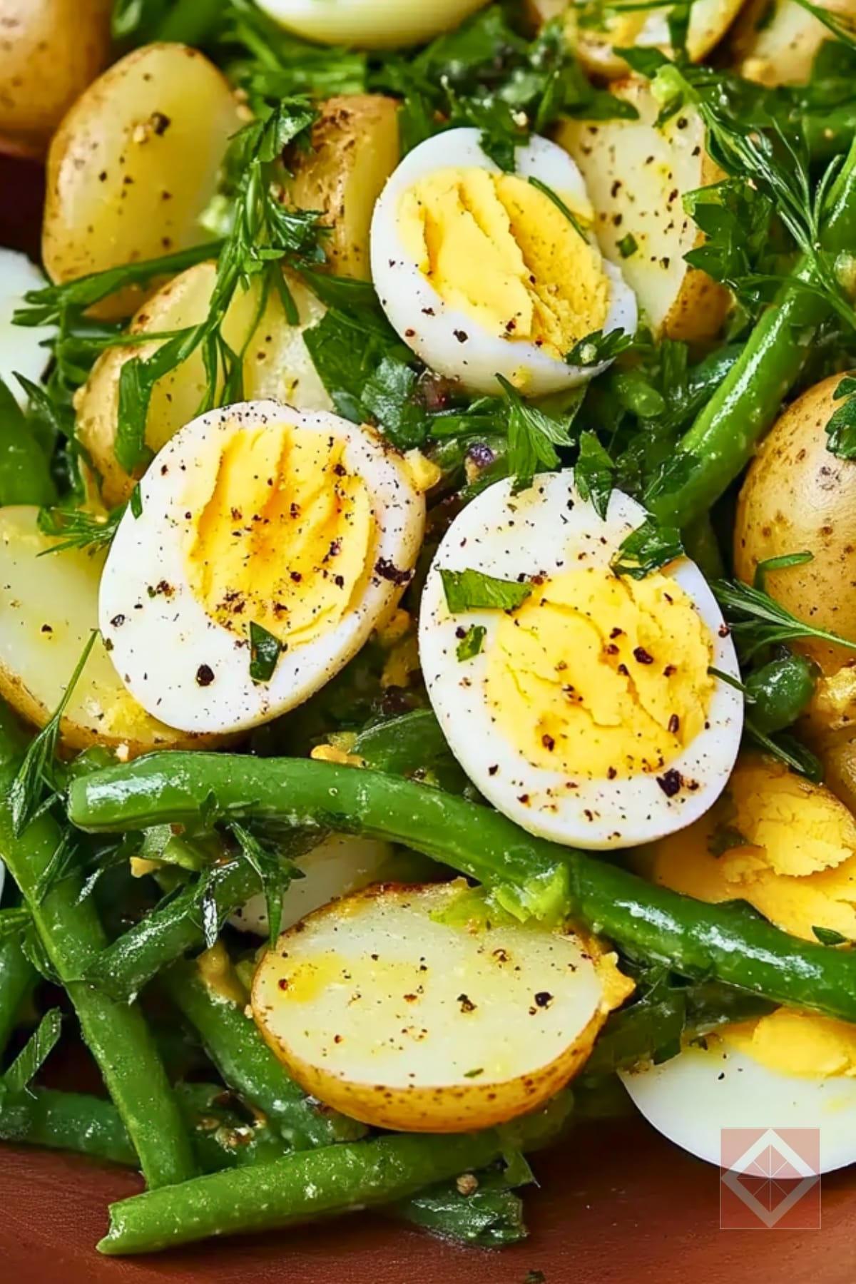 This Potato Salad Ditches Mayo—and Tastes Even Better 4 This Potato Salad Ditches Mayo—and Tastes Even Better - Potato Green Bean and Egg Salad with Red Wine Vinaigrette pin 2 midia