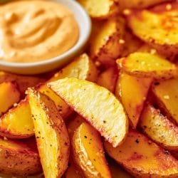 Crispy Roasted Potato Wedges with Sriracha Aioli: Your New Favorite Comfort Food with a Kick - Roasted Potato Wedges with Sriracha Aioli midia