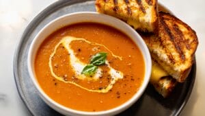 Creamy Roasted Tomato Soup & Cheesy Sandwiches Made Easy 1 Creamy Roasted Tomato Soup & Cheesy Sandwiches Made Easy - Roasted Tomato Soup Recipe with Baked Grilled Cheese midia