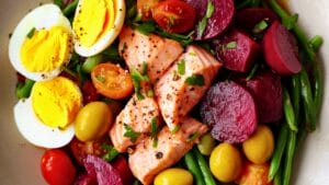 Beat Inflammation with This Salmon & Beet Niçoise Salad 1 Beat Inflammation with This Salmon & Beet Niçoise Salad - Salade Nicoise with Salmon Beets midia