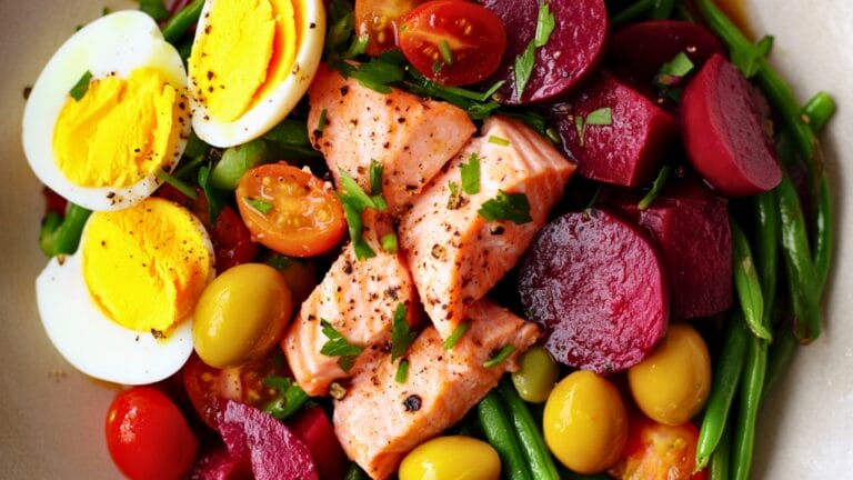 Beat Inflammation with This Salmon & Beet Niçoise Salad 7 Beat Inflammation with This Salmon & Beet Niçoise Salad - Salade Nicoise with Salmon Beets midia