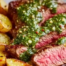 Best Seared Steaks with Crispy Potatoes & Herb Sauce One-Pot Recipe 4 Best Seared Steaks with Crispy Potatoes & Herb Sauce One-Pot Recipe - Seared Steaks with Crispy Potatoes and Herb Sauce midia 1