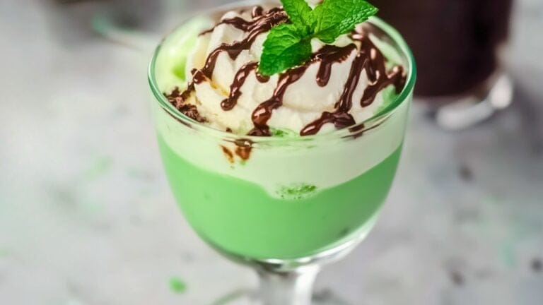 A Fun & Festive Shamrock Shake Cocktail 4 A Fun & Festive Shamrock Shake Cocktail - Shamrock Shake Cocktail midia