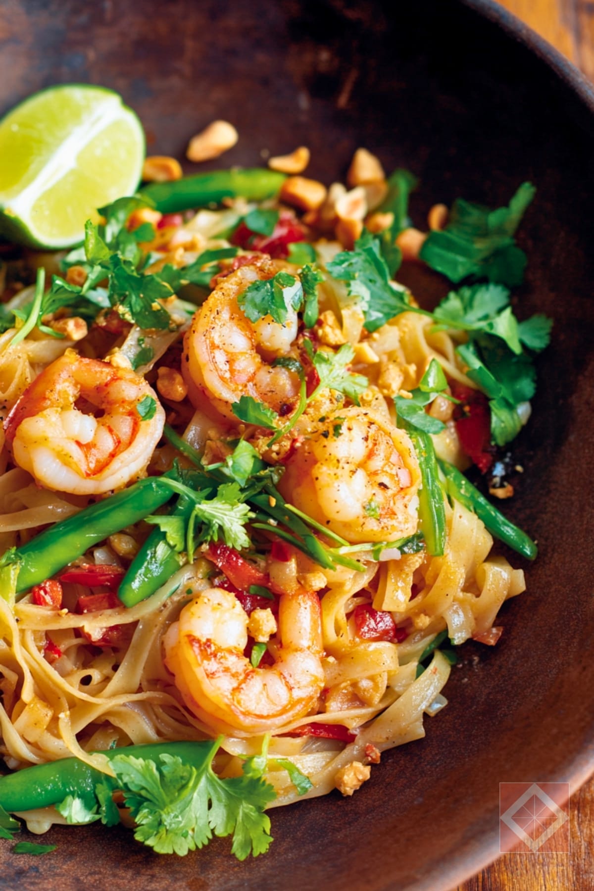 19 Pasta & Noodle Dinners That’ll Actually Make You Want to Cook 18 19 Pasta & Noodle Dinners That’ll Actually Make You Want to Cook - Shrimp Pad Thai pin 1 midia