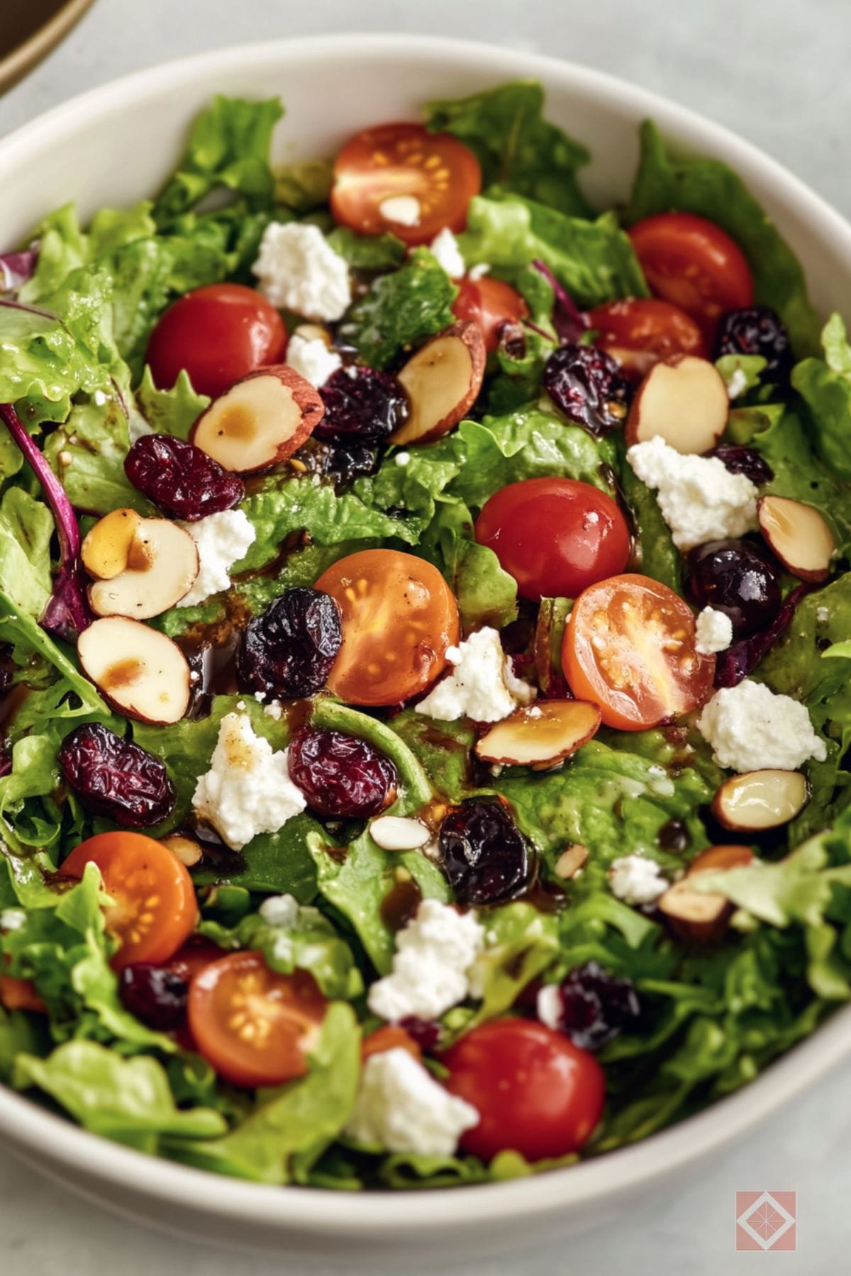 This 15-Minute Spring Salad Tastes Like It Came From a Restaurant 3 This 15-Minute Spring Salad Tastes Like It Came From a Restaurant - Spring Greens Salad pin 1 midia