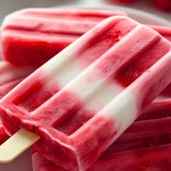 Sweet & Creamy Strawberry-Coconut Ice Pops to Try 5 Sweet & Creamy Strawberry-Coconut Ice Pops to Try - Strawberry Coconut Ice Pops midia