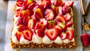 Sweet & Salty Strawberry Pretzel Tart Perfection 1 Sweet & Salty Strawberry Pretzel Tart Perfection - Strawberry Pretzel Tart midia