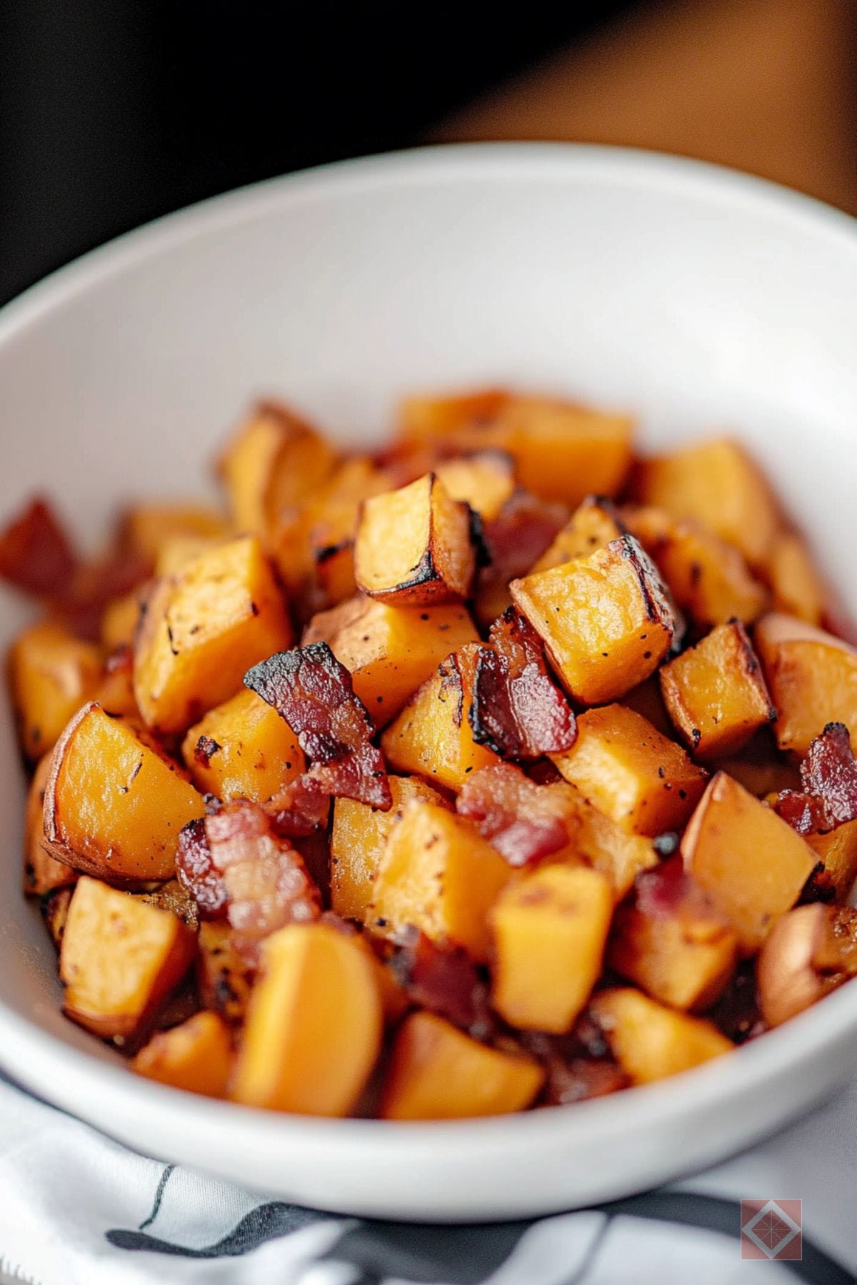 Quick & Easy Sweet Potato Hash Recipe with Bacon 3 Quick & Easy Sweet Potato Hash Recipe with Bacon - Sweet Potato Hash with Bacon pin 1 midia