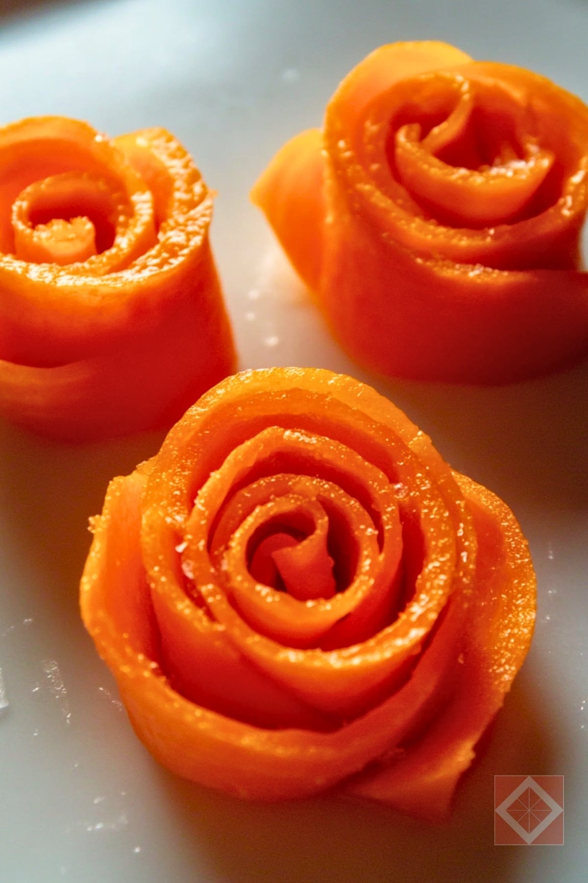 Easy Carrot Rose Recipe for Creative Cake Toppings 4 Easy Carrot Rose Recipe for Creative Cake Toppings - Twisted Carrot Roses pin 2 midia