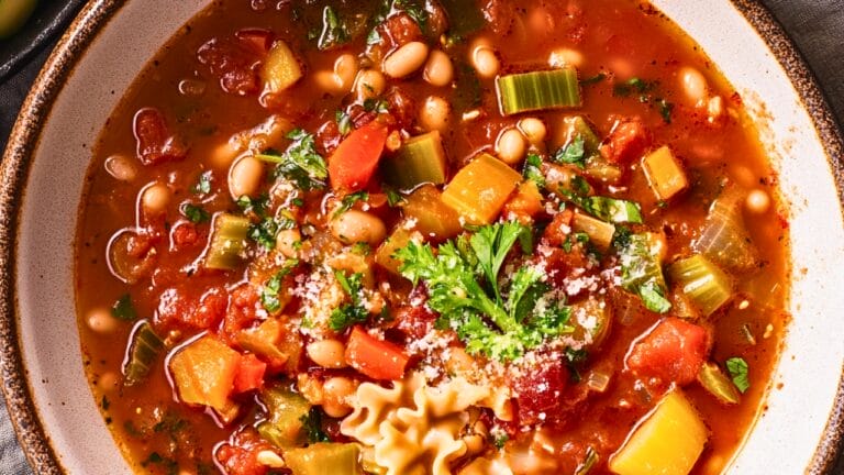 Fight Inflammation with This Flavorful Vegan Soup Recipe 9 Fight Inflammation with This Flavorful Vegan Soup Recipe - Vegan Minestrone with Herb Oil midia
