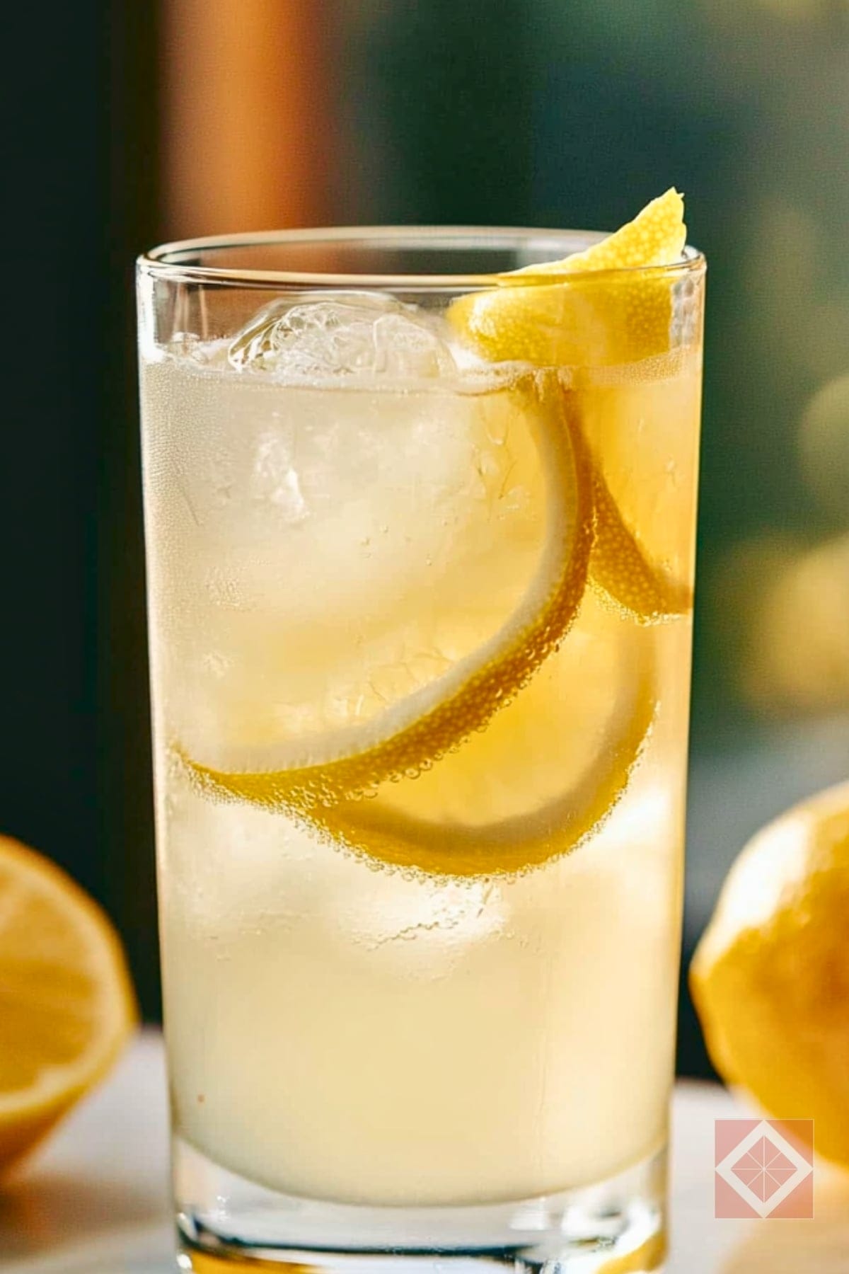 9 Next-Level Vodka Cocktail Recipes to Shake Up Your Happy Hour 7 9 Next-Level Vodka Cocktail Recipes to Shake Up Your Happy Hour - Vodka Collins pin 1 midia