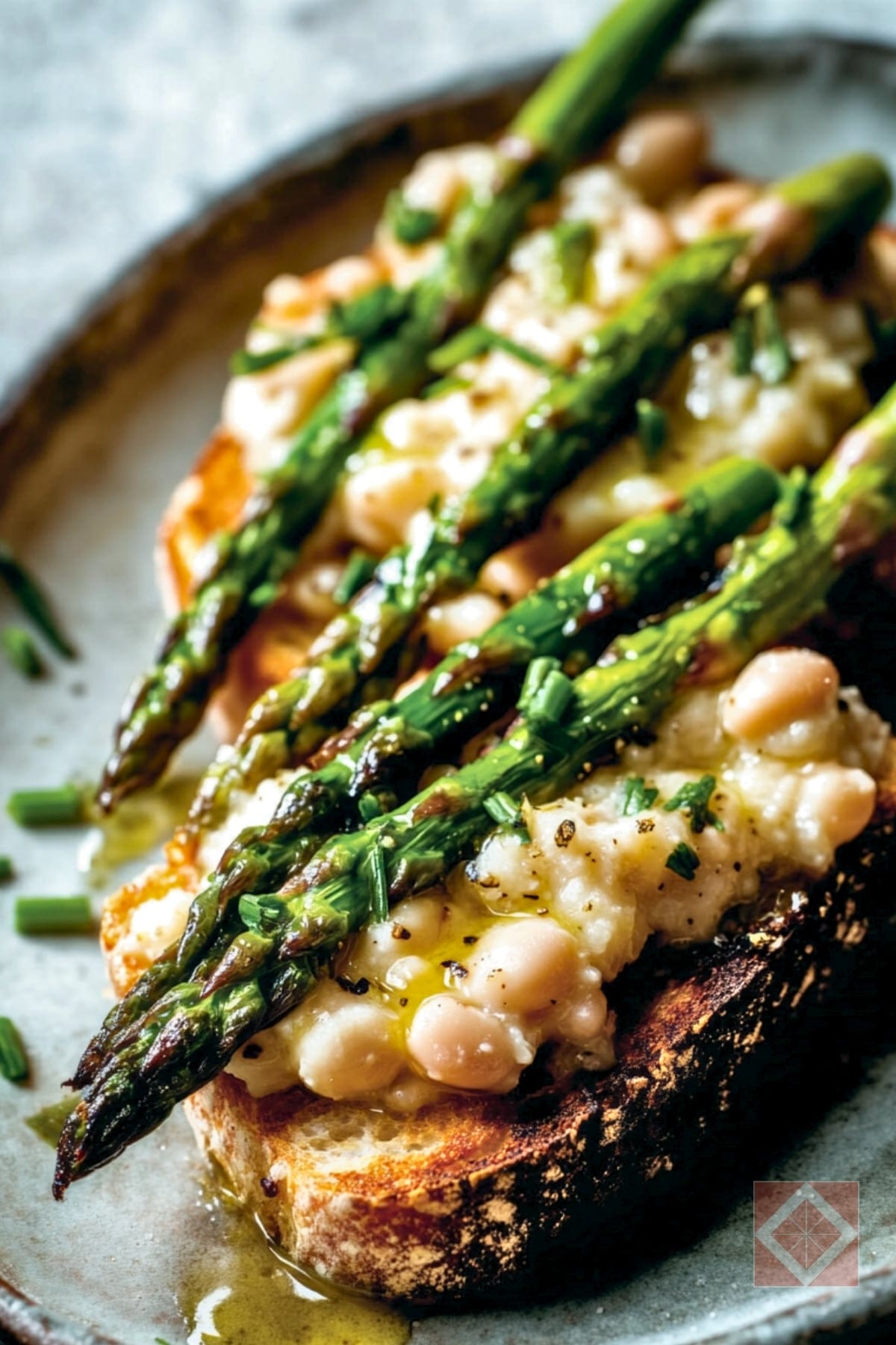 Smashed White Bean Toast with Roasted Asparagus & Sumac for a Simple Dinner 3 Smashed White Bean Toast with Roasted Asparagus & Sumac for a Simple Dinner - White Bean and Asparagus Toasts pin 1 midia
