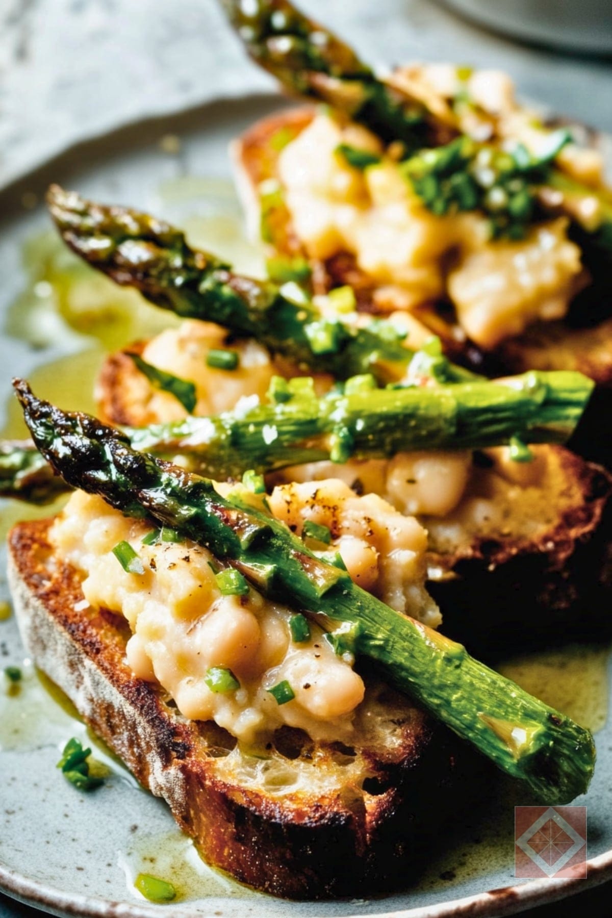 Smashed White Bean Toast with Roasted Asparagus & Sumac for a Simple Dinner 4 Smashed White Bean Toast with Roasted Asparagus & Sumac for a Simple Dinner - White Bean and Asparagus Toasts pin 2 midia