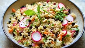 11 Best Anti-Inflammatory Veggie & Legume Recipes to Nourish Your Body 1 11 Best Anti-Inflammatory Veggie & Legume Recipes to Nourish Your Body - Wholesome Quinoa Salad midia