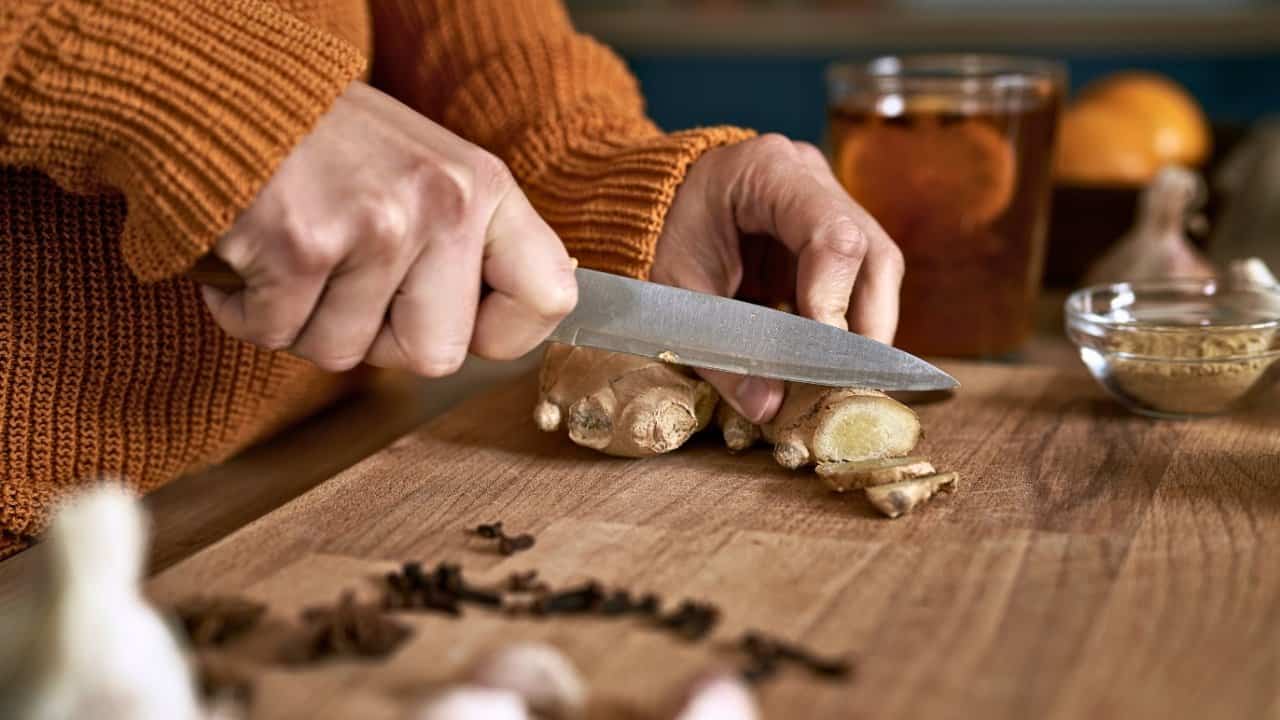 Ginger Green Juice for Energy, Digestion & That Wake-Up Kick 4 Ginger Green Juice for Energy, Digestion & That Wake-Up Kick - ginger ss2226150433 dnoh