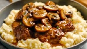Creamy & Easy Beef Stroganoff for a Protein-Packed Meal - Beef Stroganoff over Cauliflower Rice midia