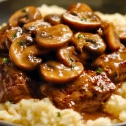 Creamy & Easy Beef Stroganoff for a Protein-Packed Meal 5 Creamy & Easy Beef Stroganoff for a Protein-Packed Meal - Beef Stroganoff over Cauliflower Rice midia