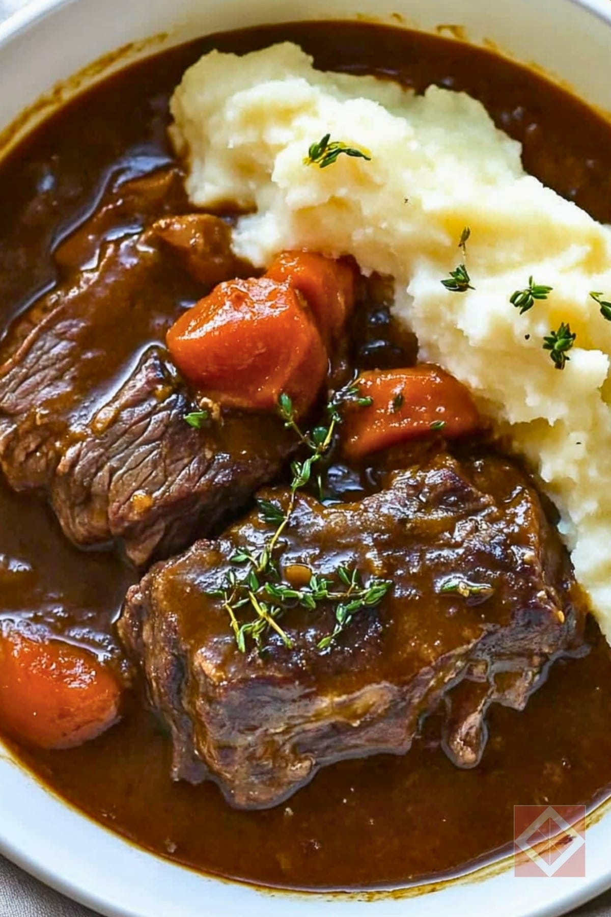 Best Braised Steaks with Garlicky Smashed Potatoes 3 Best Braised Steaks with Garlicky Smashed Potatoes - Best Braised Steaks with Garlicky Smashed Potatoes One Pot pin 2 midia