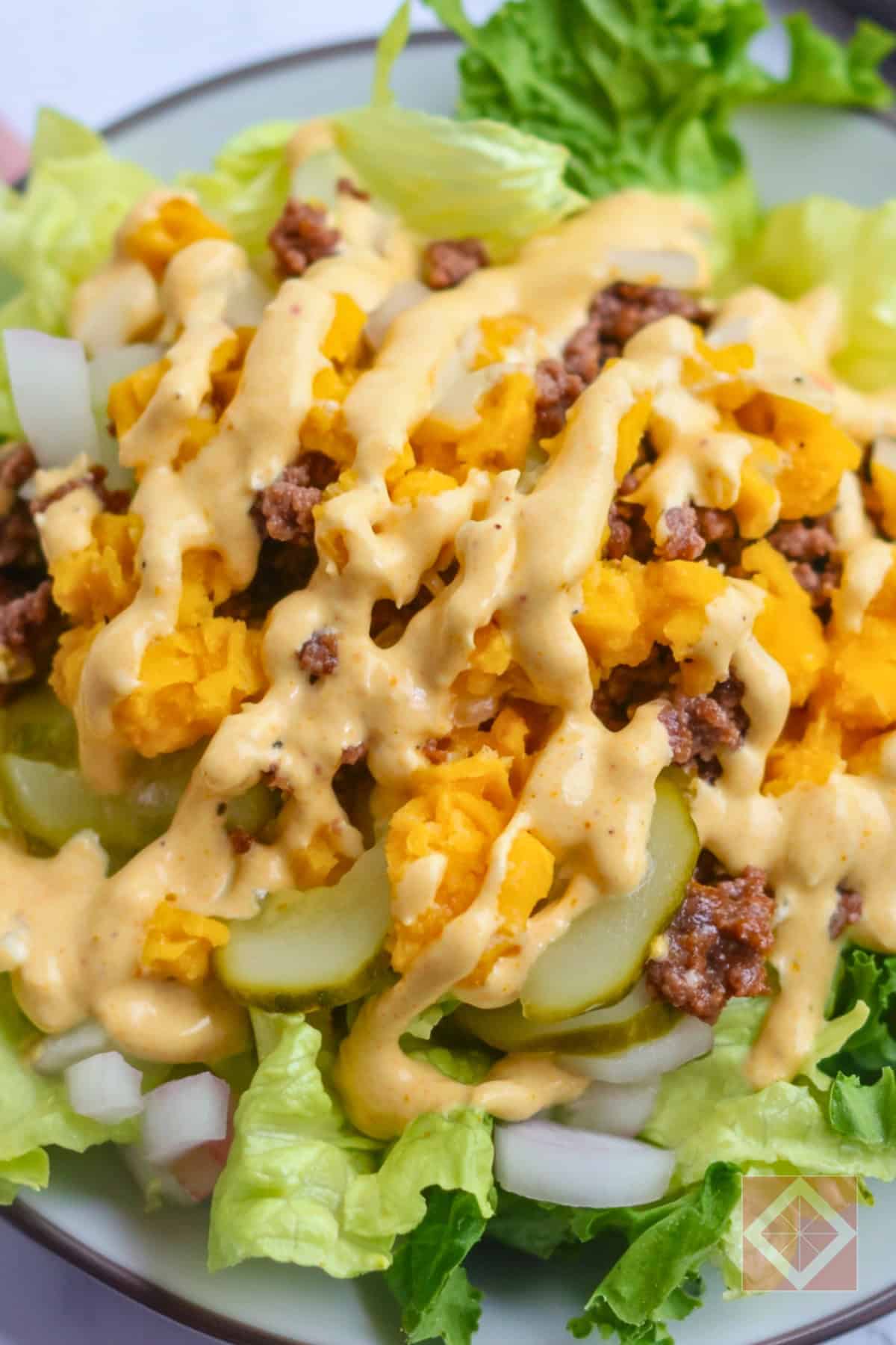 Easy Keto Big Mac Salad: A Healthy Burger Bowl 3 Easy Keto Big Mac Salad: A Healthy Burger Bowl - Big Mac Salad pin 1 midia