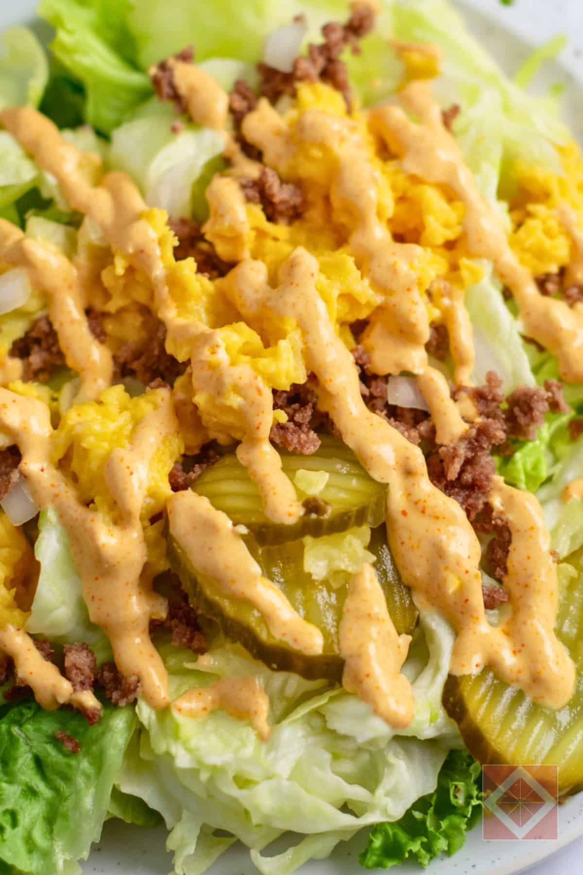 Easy Keto Big Mac Salad: A Healthy Burger Bowl 4 Easy Keto Big Mac Salad: A Healthy Burger Bowl - Big Mac Salad pin 2 midia