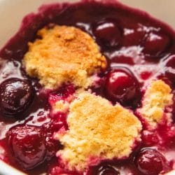 Best Cherry Cobbler One-Pot Recipe Easy Skillet Dessert to Love 4 Best Cherry Cobbler One-Pot Recipe Easy Skillet Dessert to Love - Cherry Cobbler Skillet Dessert midia