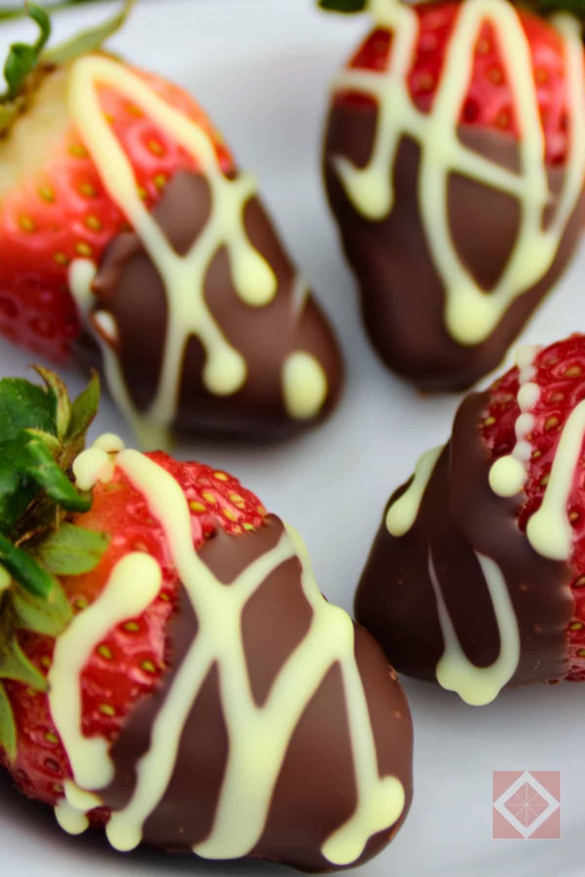 Chocolate Covered Strawberries for a Keto-Friendly Dessert 4 Chocolate Covered Strawberries for a Keto-Friendly Dessert - Chocolate Covered Strawberries pin 2 midia