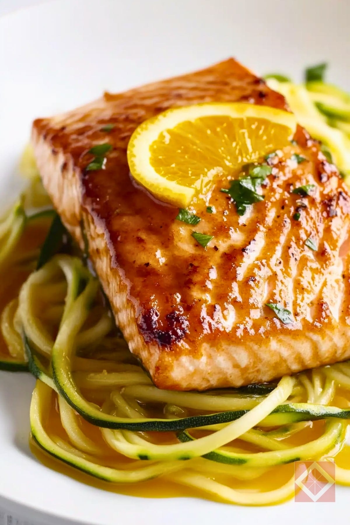 Low-Sodium Citrus-Glazed Salmon for the DASH Diet 3 Low-Sodium Citrus-Glazed Salmon for the DASH Diet - Citrus Glazed Salmon with Zucchini Noodles pin 2 midia