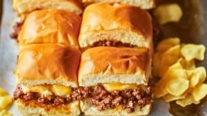 Easy Melt-in-Your-Mouth Sliders with a Crispy Surprise 1 Easy Melt-in-Your-Mouth Sliders with a Crispy Surprise - Crunchy Sheet Pan Sliders midia