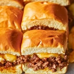 Easy Melt-in-Your-Mouth Sliders with a Crispy Surprise 5 Easy Melt-in-Your-Mouth Sliders with a Crispy Surprise - Crunchy Sheet Pan Sliders midia