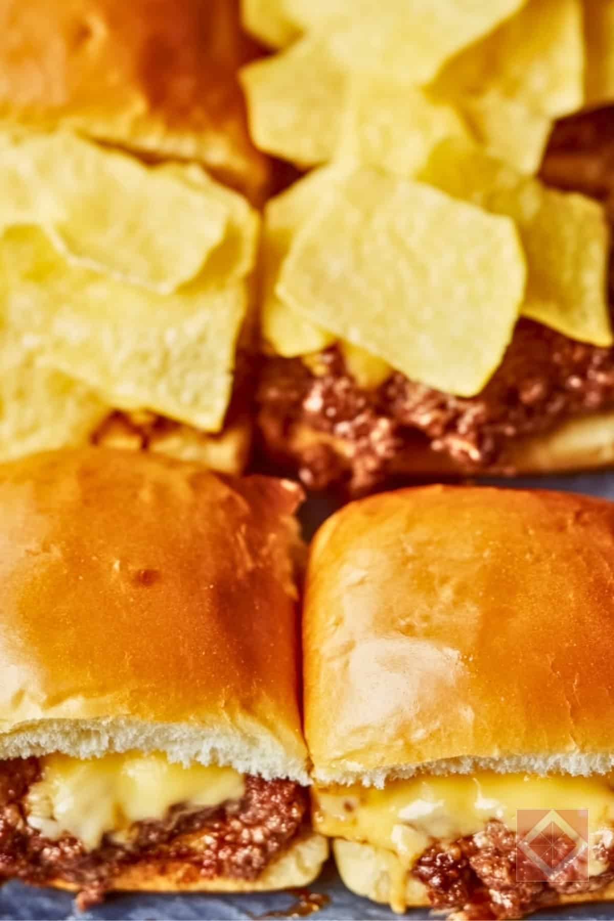Easy Melt-in-Your-Mouth Sliders with a Crispy Surprise 2 Easy Melt-in-Your-Mouth Sliders with a Crispy Surprise - Crunchy Sheet Pan Sliders pin 1 midia 1