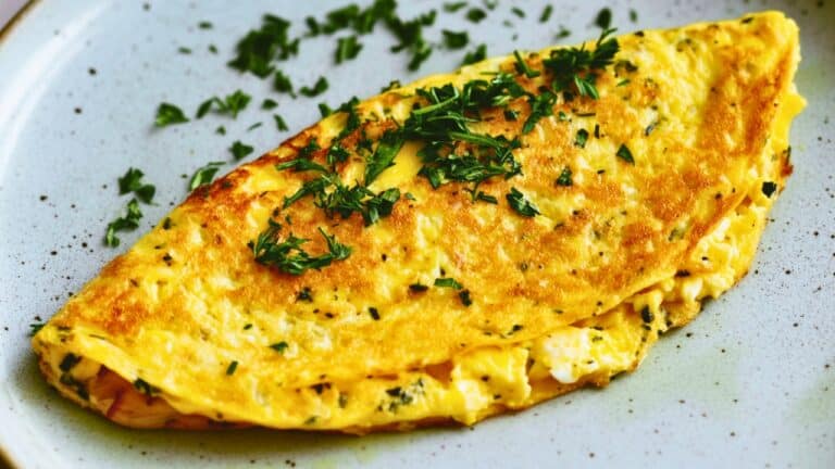 The Only Easy Omelet Recipe You’ll Ever Need 3 The Only Easy Omelet Recipe You’ll Ever Need - Foolproof Herby Omelet midia