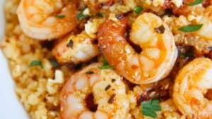 Keto One-Pan Garlic Shrimp & Parmesan Cauliflower Rice 1 Keto One-Pan Garlic Shrimp & Parmesan Cauliflower Rice - Garlic Shrimp Parmesan Cauliflower Rice midia