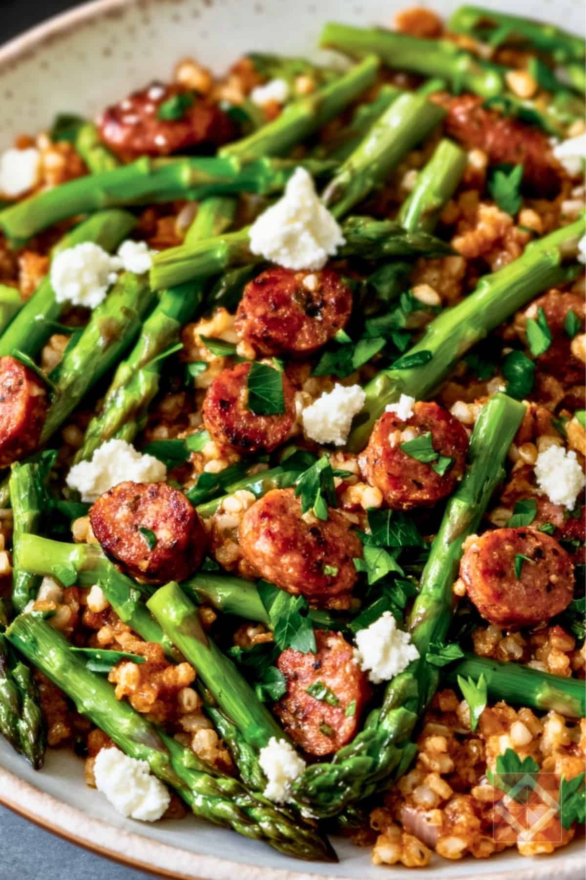 13 Quick Dinner Recipes You Can Make in 15 Minutes 4 13 Quick Dinner Recipes You Can Make in 15 Minutes - Garlicky Grains Recipe with Asparagus Sausage pin 1 midia 1