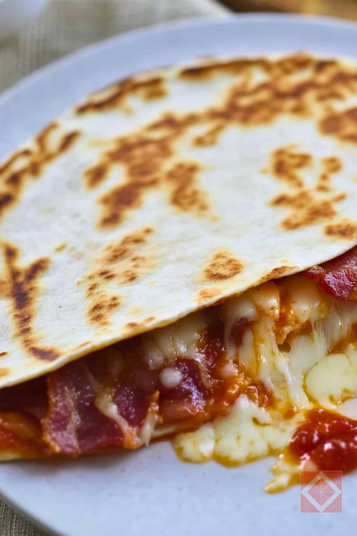 Cheesy Keto Bacon & Provolone Quesadilla Recipe 2 Cheesy Keto Bacon & Provolone Quesadilla Recipe - Keto Bacon Provolone Quesadilla pin 1 midia