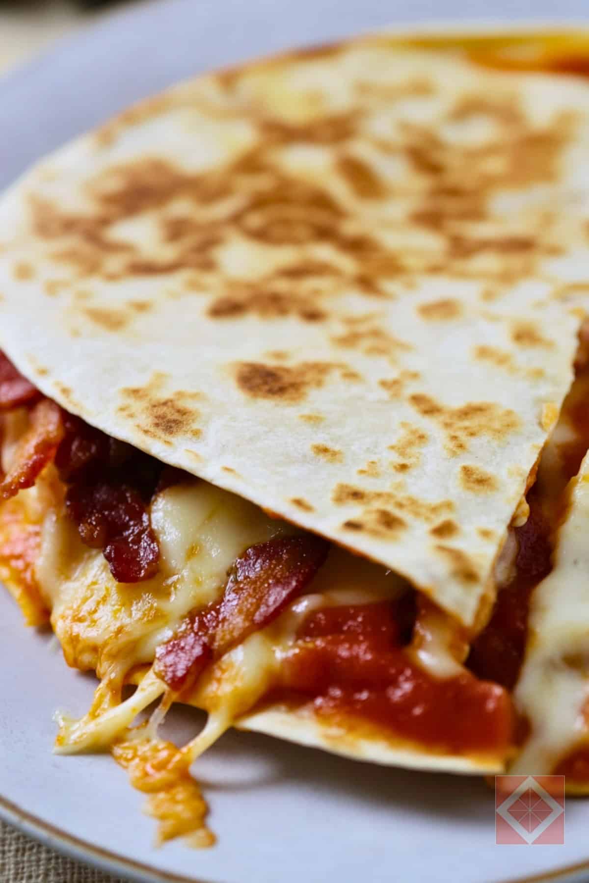 Cheesy Keto Bacon & Provolone Quesadilla Recipe 3 Cheesy Keto Bacon & Provolone Quesadilla Recipe - Keto Bacon Provolone Quesadilla pin 2 midia