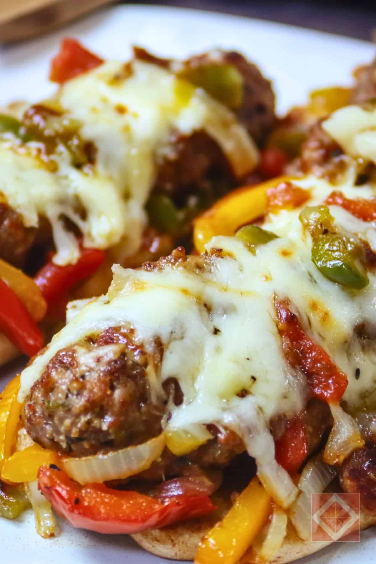 Loaded Sausages That Actually Fill You Up (Without the Carbs) 4 Loaded Sausages That Actually Fill You Up (Without the Carbs) - Keto Loaded Sausages pin 2 midia