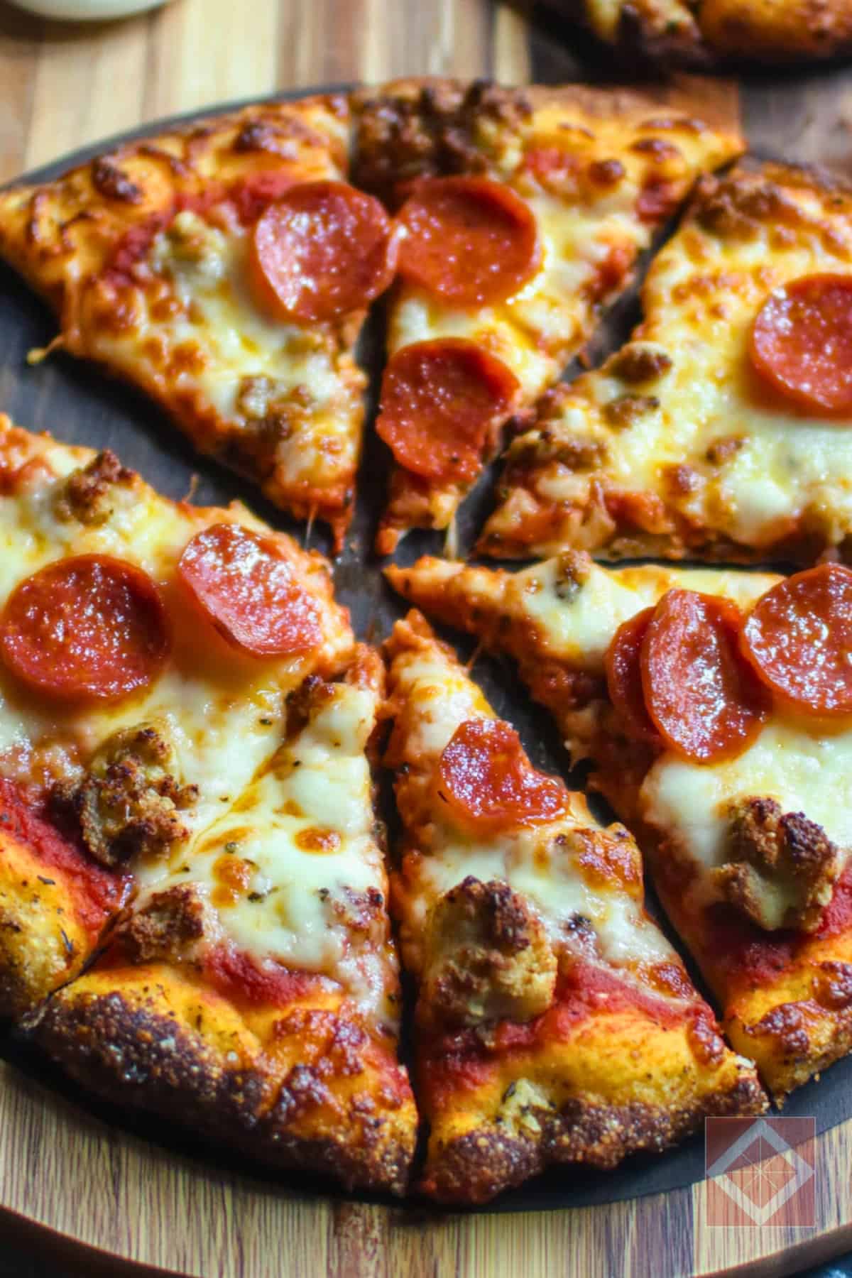 Low-Carb Keto Pizza Recipe with Crispy Cauliflower Crust 3 Low-Carb Keto Pizza Recipe with Crispy Cauliflower Crust - Low Carb Keto Pizza Recipe with Crispy Cauliflower Crust pin 1 midia