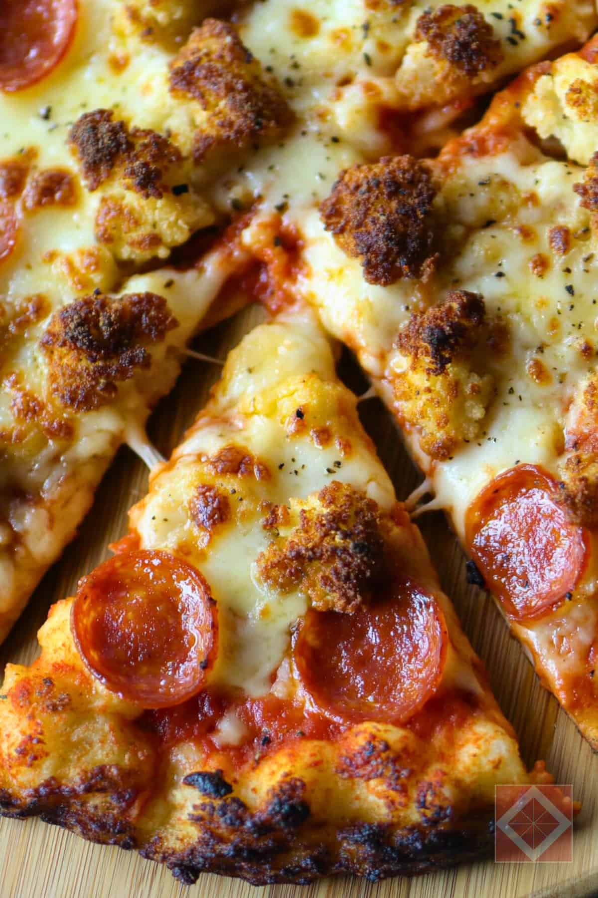 Low-Carb Keto Pizza Recipe with Crispy Cauliflower Crust 4 Low-Carb Keto Pizza Recipe with Crispy Cauliflower Crust - Low Carb Keto Pizza Recipe with Crispy Cauliflower Crust pin 2 midia