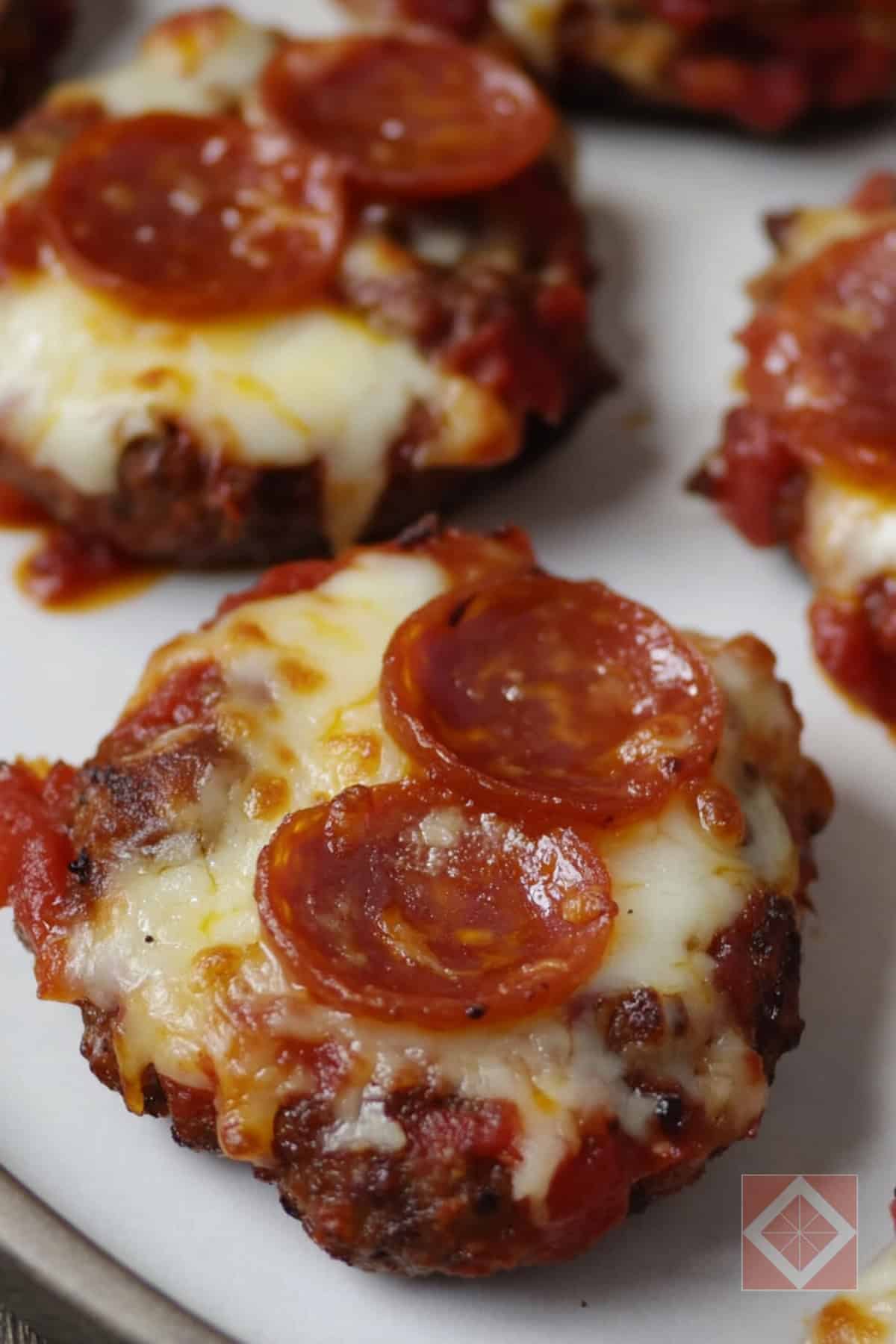 Sausage Crust Pizza Bites That Actually Keep You on Track for Keto 3 Sausage Crust Pizza Bites That Actually Keep You on Track for Keto - Low Carb Sausage Bites pin 1 midia