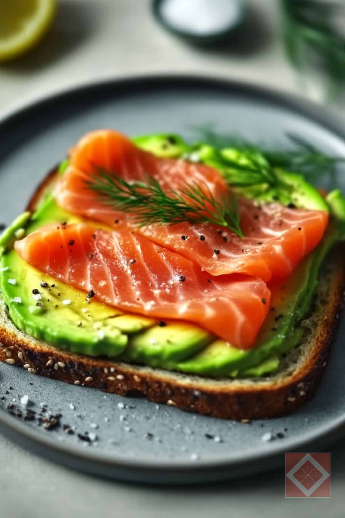 Low-Carb Smoked Salmon Avocado Toast in Minutes 4 Low-Carb Smoked Salmon Avocado Toast in Minutes - Low Carb Smoked Salmon Avocado Toast in Minutes pin 1 midia