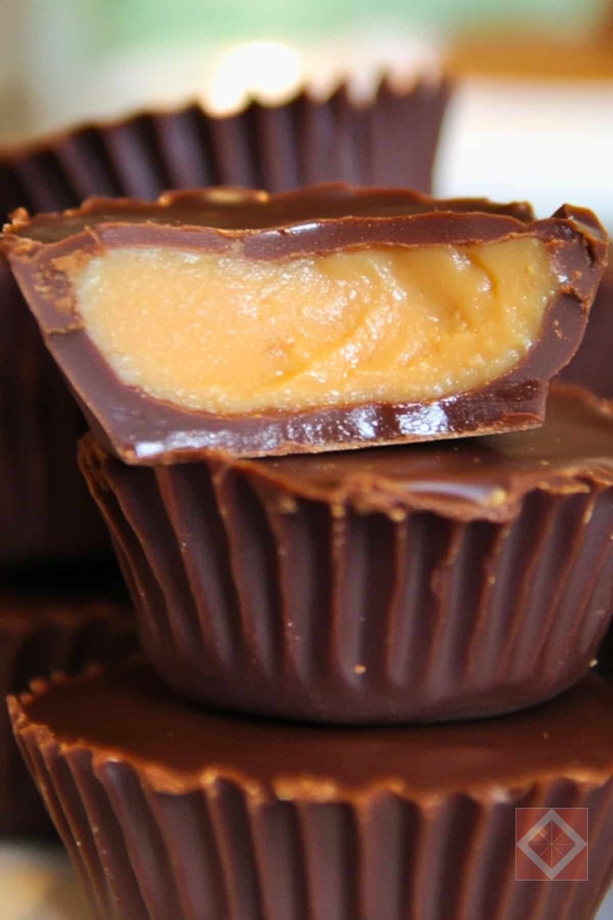 These Homemade Keto Peanut Butter Cups Might Just Be Better Than the Original 3 These Homemade Keto Peanut Butter Cups Might Just Be Better Than the Original - Peanut Butter Cups pin 1 midia