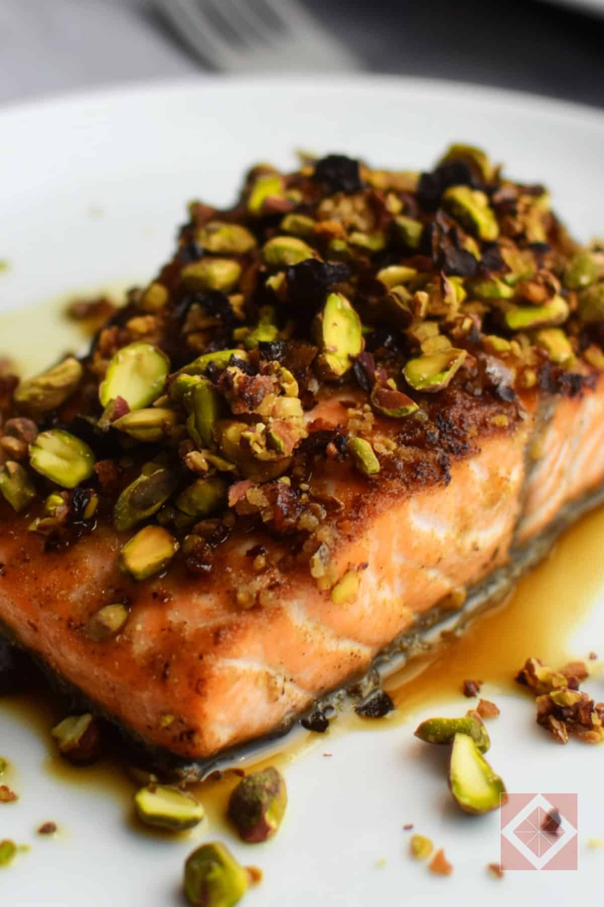 Pistachio Crusted Salmon (Keto-Friendly, Flavor-Packed, and Easy to Make) 3 Pistachio Crusted Salmon (Keto-Friendly, Flavor-Packed, and Easy to Make) - Pistachio Crusted Salmon Recipe pin 1 midia