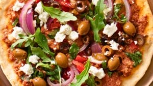 Feta & Olive Pita Pizza That's DASH Diet Approved 1 Feta & Olive Pita Pizza That's DASH Diet Approved - Pita Pizza with Olives Feta and Red Onion midia