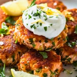 Lemon-Pepper Salmon Cakes for a DASH Diet Plan 4 Lemon-Pepper Salmon Cakes for a DASH Diet Plan - Salmon Cakes with Bell Pepper and Lemon Yogurt midia