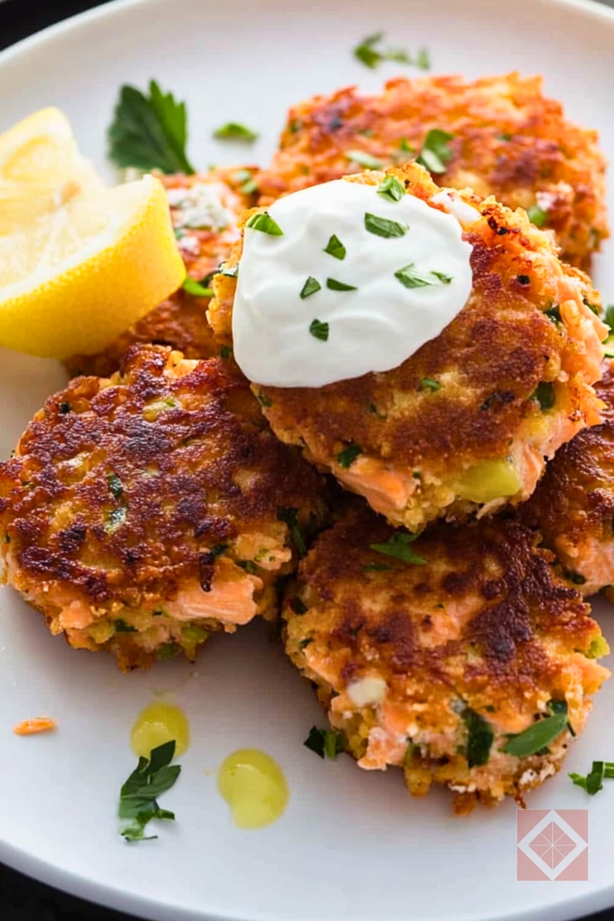 Lemon-Pepper Salmon Cakes for a DASH Diet Plan 3 Lemon-Pepper Salmon Cakes for a DASH Diet Plan - Salmon Cakes with Bell Pepper and Lemon Yogurt pin 2 midia